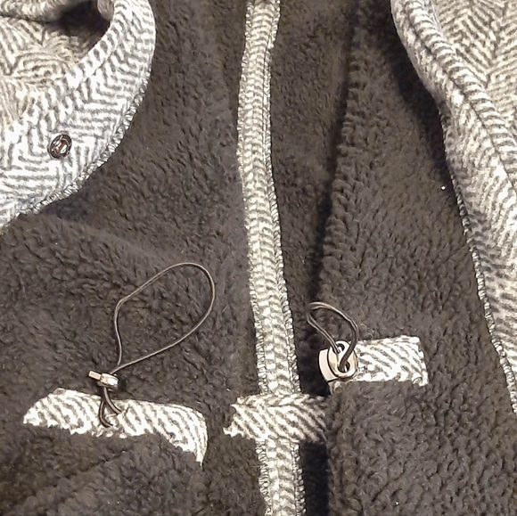 Women's Winter Coat. Black & White, Size 1X, Basic Editions Brand. - Picture 4 of 5